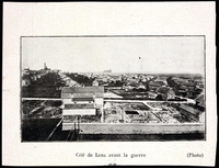 Photographie noir et blanc montrant les maisons alignées d'une cité.