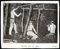 Photographie noir et blanc montrant trois mineurs, torse nu, en train de travailler dans une fosse.