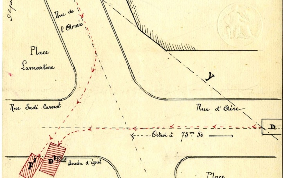 Schéma annoté de l’accident (à l’échelle 0,005 p.m.) montrant au croisement des rues de l’Armée et de l’Aire l’endroit de la collision. La voiture de M. Fichaux est représentée par la lettre F, tandis que celle de M. Delansorne par la lettre D. Sont également détaillés leurs positions au moment de la collision, les chemins parcourus par les voitures et la ligne en prolongement du coin coupé des habitations. En-dessous du croquis, sous la mention "certifié sincère", on trouve la signature des trois experts