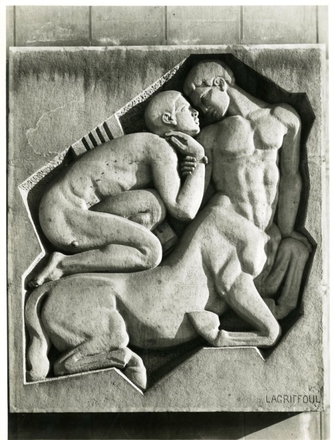 Bas relief sculpté dans la pierre représentant un homme agenouillé sur un centaure, le regard tourné vers lui.