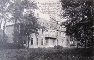 Carte postale en noir et blanc représentant une photographie de la façade du château partiellement dissimulée par quelques arbres. Sur la carte, on lit le texte suivant : "Environs de Boulogne-sur-Mer. Pont-de-Briques. Le château (habitation de Napoléon premier en 1805. Il y arrêta, après la bataille de Trafalgar, le plan de la campagne d'Austerlitz)".