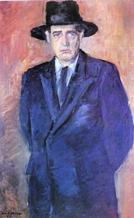 Peinture de Pierre Lesdain debout, les mains dans le dos, qui porte un costume bleu et un chapeau.
