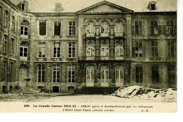 Carte postale noir et blanc de l'abbaye Saint Vaast bombardée. On remarque que de nombreuses fenêtres ont explosé. 