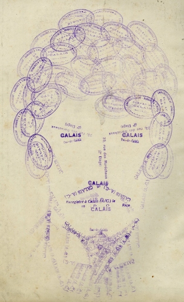 Visage d’un jeune homme formé d’une juxtaposition de tampons encreurs : tampon ovale "Enregistrement Domaine & Timbre (Pas-de-Calais) - Bureau de Calais (Actes civils) " pour les cheveux, "Calais" et "Pas-de-Calais" pour les yeux, "39, rue des Maréchaux (2e étage) " pour l’arrête du nez et les sourcils, "Calais (A.-C.) " pour les moustaches et le bouc, "Enregistré à Calais (A. C.) le 19 , F°, C° Reçu" pour les lèvres.