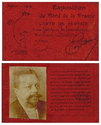 Carte rouge imprimée et manuscrite recto et verso. On lit  sur le recto "Arras 1904. Exposition du Nord de la France. Carte de service valable jusqu'à la fermeture. Monsieur Barbier". De l'autre côté se trouve une photo d'identité à côté de laquelle on lit "Cette carte devra être présentée à toute réquisition des agents chargés de la surveillance et du contrôle qui pourront, au besoin exiger la signature du titulaire sur un registre spécial. toute carte prêtée sera retirée. Le prêteur d'une carte et celui qui en fait usage peuvent être poursuivis conformément à la loi. Le titulaire qui ne présentera pas sa carte paiera le prix de son entrée, sans pouvoir demander le remboursement".