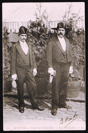 Carte postale noir et blanc sur laquelle posentt deux hommes vêtu d'un complet noir et portant un bicorne.