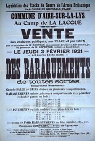 Affiche sur laquelle on lit "Liquidation des stocks de guerre de l'armée britannique par ordre du disposals board. Commune d'Aire-sur-la-Lys, au camp de la Lacque, vente aux enchères publiques, sur place et par lots, par le ministère de Maître Douvrin, commissaire-priseur à Aire-sur-la-Lys, en présence de Maître Lefebvre, notaire à Saint-Omer. Le jeudi 3 février 1921 à 9 heures et demi du matin. Des baraquements de toutes sortes, comprenant notamment : grande salle de bains divisée en plusieurs compartiments. Baraquements en bois ; plusieurs compartiments avec plancher et double parois en bois. Baraquements en tôle ondulée avec plancher en bois. Beaucoup de petits baraquements en tôle ondulée, etc.".