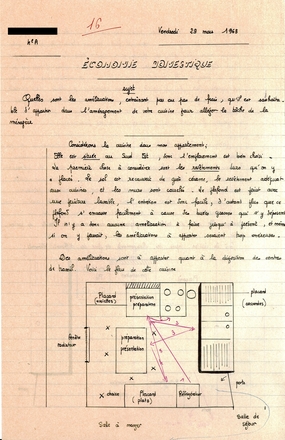 Document manuscrit sur lequel on lit : "Vendredi 29 mars 1963. Économie domestique. Sujet : quelles sont les améliorations, entraînant peu ou pas de frais, qu’il est souhaitable d’apporter dans l’aménagement de votre cuisine pour alléger la tâche de la ménagère ? Considérons la cuisine dans mon appartement. Elle est située au sud est, donc l’emplacement est bien choisi. La première chose à considérer sont les revêtements durs qu’on y a placés. Le sol est recouvert de grès cérame, le revêtement adéquat aux cuisines, et les murs sont carrelés. Le plafond est peint avec une peinture lavable, l’entretien est donc facile, d’autant plus que ce plafond s’encrasse facilement à cause des buées grasses qui s’y déposent. Il n’y a donc aucune amélioration à faire jusqu’à présent, et même si on y pensait, les améliorations à apporter seraient trop onéreuses. Des améliorations sont à apporter quant à la disposition des centres de travail. Voici le plan de cette cuisine" [ce texte est suivi d’un schéma]. 