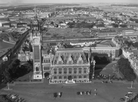 Photographie noir et blanc montrant une vue aérienne d'un beffroi et de ses alentours.