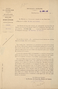 Document imprimé sur lequel on lit : "Ministère de l'instruction publique et des Beaux-Arts. Monuments historiques. Inventaire supplémentaire, Calais, beffroi. Palais-Royal, le 17 juin 1920. Le Ministre de l'Instruction publique et des Beaux-Arts, à Monsieur le Préfet du Pas-de-Calais. J'ai l'honneur de vous faire connaître que, conformément aux dispositions de l'article 2 de la loi du 31 décembre 1913 sur les Monuments historiques, j'ai, par arrêté du 10 juin 1920, inscrit sur l'inventaire supplémentaire des Monuments historiques le beffroi de Calais. Je vous adresse ci-jointes 2 amplaitions de l'arrêté destinée aux Archives départementales et au maire de la commune. Vous voudrez bien, conformément aux prescriptions de l'article 12 du décret du 18 mars 1924 portant règlement d'administration publique pour l'exécution de la loi du 31 décembre 1913, veiller à ce qu'il ne soit procédé à aucune modification de l'édifice précité sans que le Maire vous ait prévenu quinze jours à l'avance des intentions de la commune. Je vous serais également obligé, en transmettant à ce magistrat municipal l'ampliation qui lui est destinée, de l'inviter à vous accuser réception de cette notification et à se conformer strictement, le cas échéant, aux prescriptions légales. Au cas où le Maire vous ferait connaître l'intention de la commune de procéder à une modification de l'édifice inscrit, vous voudrez bien me trnasmettre de toute urgence (sous le timbre de la Direction des Beaux-Arts, Monuments historiques, rue de Valois, n° 3) sa demande en l'accompagnant des plans, projets, photographies et de tous les autres documents utiles sur les travaux projetés et en y joignant, si possible, l'avus de l'Architecte ordinaire des Monuments historiques et de l'Archiviste départemental. Si la demande n'était pas accompagnée des documents descriptifs, graphiques et photographiques exigés par le décret du 18 mars 1924, vous auriez à les réclamer directement au Maire en l'avisant que le délai de quinze jours fixés par la loi ne commencera à courir que le jour où il vous aura transmis ces documents. Pour le Ministre et par autorisation, le Directeur des Beaux-Arts, Membre de l'Institut".