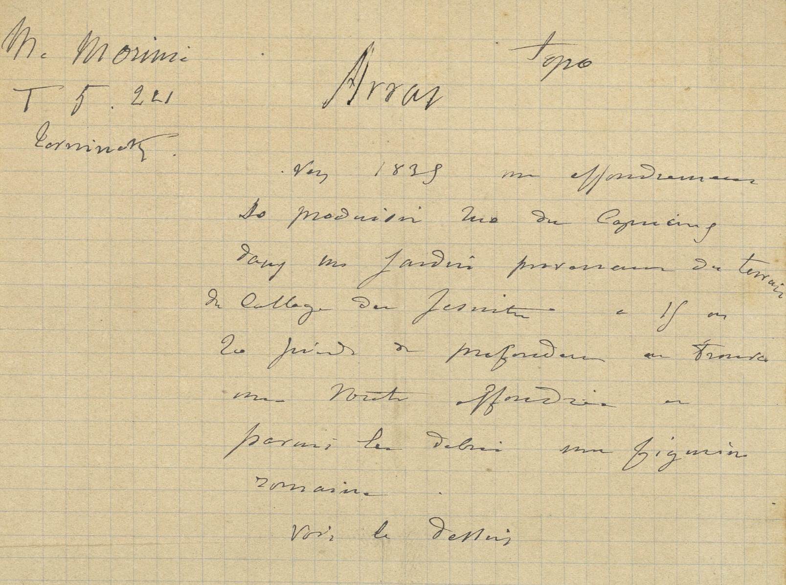 Texte manuscrit sur lequel on lit :"Arras. Topo. Vers 1838 un effondrement se produisit rue des Capucins dans un jardin provenant du terrain du collège des jésuites. À 15 ou 20 pieds de profondeur on trouva une voûte effondrée et parmi les débris une figurine romaine. Voir le dessin".