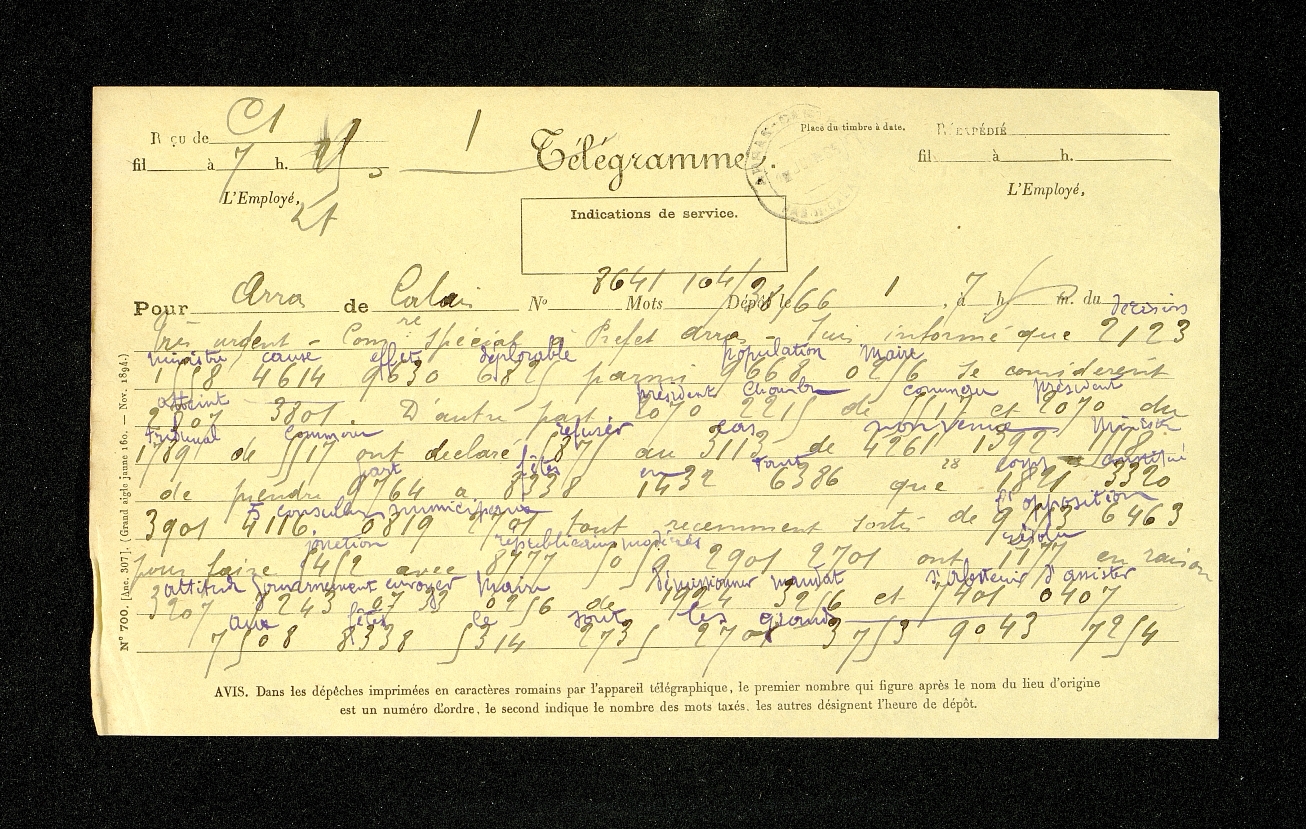 Télégramme sur lequel on lit : « Pour Arras de Calais, 7h. Très urgent. Com. Spéciale à Préfet Arras. Suis informé que décision ministre causé effet déplorable parmi population. Maire se considérerait atteint. D’autre part, président chambre de commerce et président du tribunal de commerce ont déclaré refuser en cas de non venue ministre de prendre part à fêtes en tant que corps constitué. Cinq conseillers municipaux tout récemment sortis de l’opposition pour faire jonction avec républicains modérés […] ont résolu en raison attitude gouvernement envoyer maire de démissionner mandat et s’abstenir d’assister aux fêtes… »