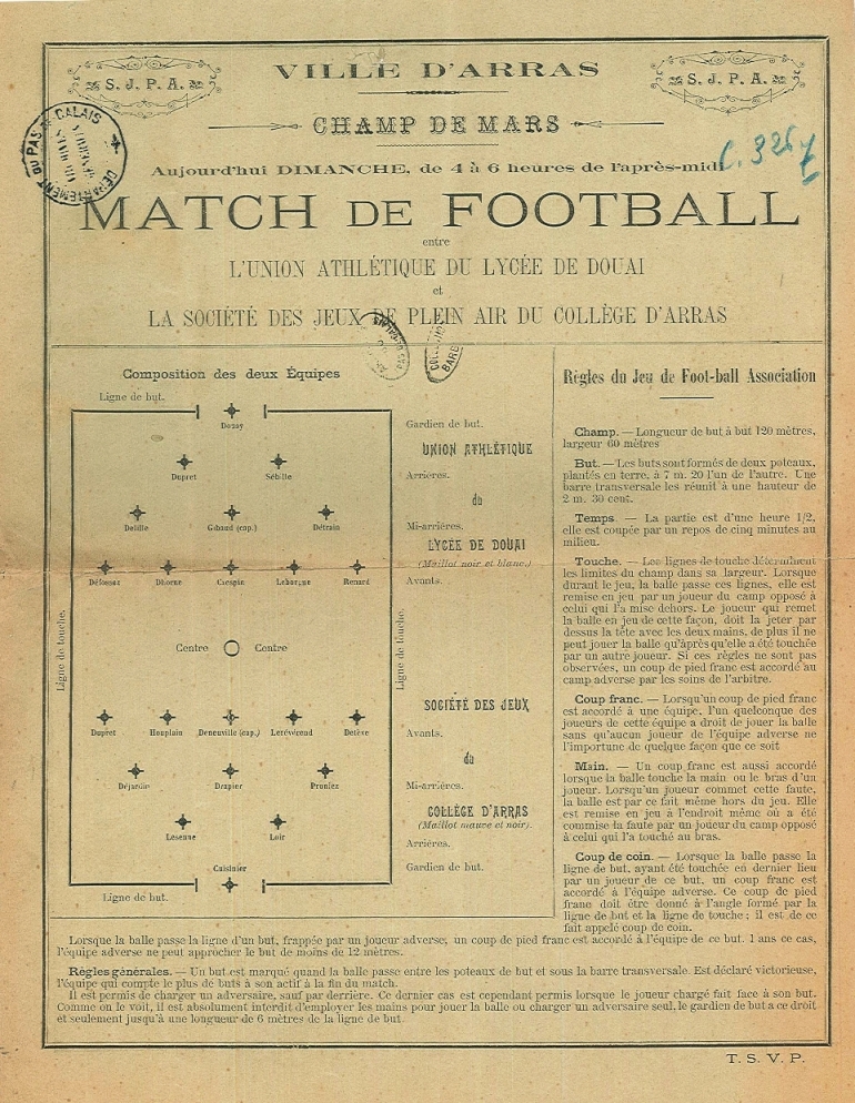 Affiche monochrome. Sur l'en-tête, on lit : "Ville d'Arras. Champ de Mars. Aujourd'hui dimanche, de 4 à 6 heures de l'après-midi. Match de football entre l'Union athlétique du lycée de Douai et la Société des Jeux de plein air du collège d'Arras. En dessous, sur un croquis de terrain, on peut voir la composition des équipes, ainsi que lire les règles du jeu.