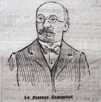 Dessin monochrome représentant le portrait d'un homme chauve, portant des lunettes et une barbichette.