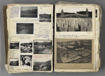 Photographie noir et blanc montrant une double page de cahier annoté sur lequel on a collé des photographies noir et blanc.