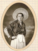 Portrait noir et blanc d'une matelote en médaillon.