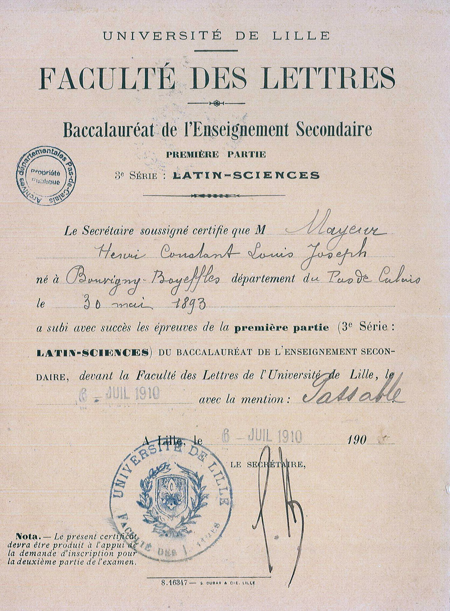 Diplôme imprimé et complété manuscritement, sur lequel on lit : "Université de Lille. Faculté des lettres. Baccalauréat de l'enseignement secondaire. Première partie. 3ième série : latin-sciences. Le secrétaire soussigné certifie que M. Mayeur Henri Constant Louis Joseph, né à Bouvigny-Boyeffles, département du Pas-de-Calais, le 30 mai 1893, a subi avec succès les épreuves de la première partie (3ième série : latin-sciences) du baccalauréat de l'enseignement secondaire, devant la faculté des lettres de l'université de Lille, le 6 juillet 1910, avec la mention passable".