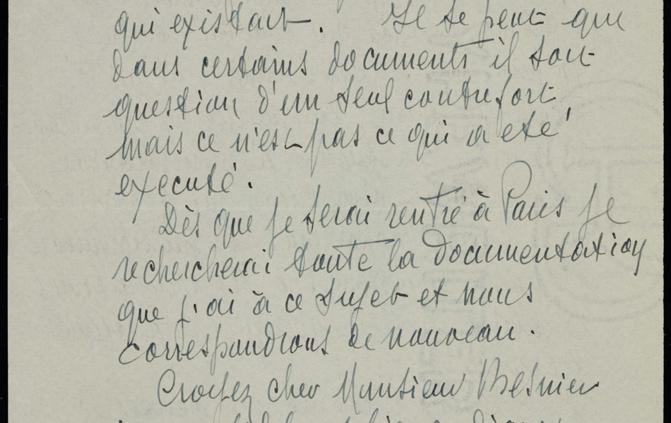 Verso d'une lettre manuscrite sur laquelle on lit : "au sujet de l'hôtel de ville et des contreforts d'angle du beffroi dont vous me parlez, je crois pouvoir vous assurer que la reconstruction est une fidèle reproduction de ce qui existait. Il se peut que dans certains documents il soit question d'un seul contrefort, mais ce n'est pas ce qui a été exécuté. Dès que je serai rentré à Paris je rechercherai toute la documentation que j'ai à ce sujet et nous correspondrons de nouveau. Croyez cher Monsieur Besnier à mes fidèles et bien cordiaux sentiments. Pierre Paquet".
