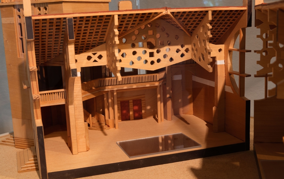 Maquette d'une église réalisée en bois.