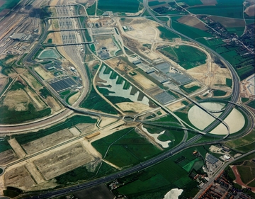 Photographie aérienne couleur montrant une grande infrastructure routière.