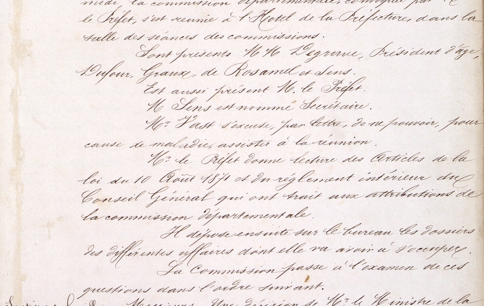 Texte manuscrit sur lequel on lit : "Commission départementale. Séance du 14 décembre 1871. L'an 1871, le 14 décembre, à deux heures de l'après-midi, la commission départementale, convoquée par M. le préfet, s'est réunie à l'Hôtel de la rpéfecture dans la salle des séances des commissions. Sont présents MM. Degrave, président d'âge, Dufour, Graux, de Rosamel et Sens. Est aussi présent M. le préfet. M. Sens est nommé secrétaire. M. Vast s'excuse, par lettre, de ne pouvoir, pour cause de maladie, assister à la réunion. M. le péfet donne lecture des articles de la loi du 10 août 1871 et du réglement intérieur du Conseil général qui ont trait aux attributions de la commission départementale. Il dépose ensuite sur le bureau les dossiers des différentes affaires dont elle va avoir à s'occuper. La commission passe à l'examen de ces questions dans l'ordre suivant : Soutiens de famille. Messieurs, une décision de M. le ministre de la Guerre, en date du 28 octobre dernier, porte que les conseils de révision devront être appelés à choisir parmi les jeunes soldats de la classe de 1870, dans la proportion de 2 %, ceux qui auront le plus de titres à être renvoyés dans leurs foyers comme soutiens de famille. Aux termes de l'article 82 de la loi du 10 août 1871, c'est à la commission départementale qu'il appartient..."