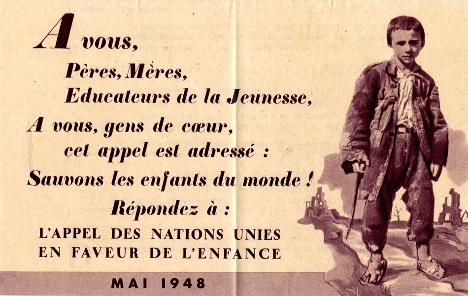 Affiche imprimée montrant un jeune garçon à côté du texte suivant : "À vous, pères, mères, éducateurs de la jeunesse, à vous, gens de cœur, cet appel est adressé : sauvons les enfants du monde ! Répondez à : l'appel des Nations Unies en faveur de l'enfance, mai 1948".