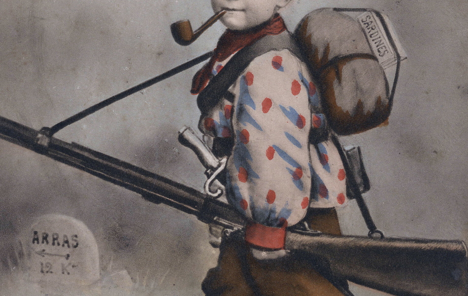 Carte postale couleur montrant un garçonnet portant un paquetage de soldat et des armes (fusil et épée), une pipe dans la bouche. Au-dessus, la légende suivante : "Graine de poilu. Si tu as besoin d'un coup de main, fais-moi signe. Signé : le fils à Papa".
