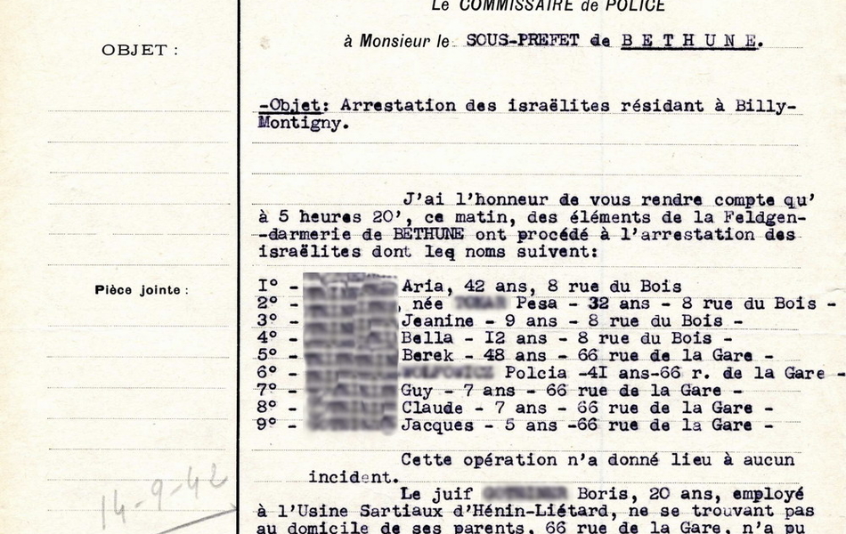 Document dactylographié sur lequel on lit : "Le commissaire de police à Monsieur le sous-préfet de Béthune. Objet : Arrestation des israëlites résidant à Billy-Montigny. J'ai l'honneur de vous rendre compte qu'à 5 heures 20, ce matin, des éléments de la Feldgendarmerie de Béthune ont procédé à l'arrestation des israëlites dont les noms suivent : [...]. Cette opération n'a donné lieu à aucun incident. Le juif [...], 20 ans, employé à l'usine Sartiaux d'Hénin-Liétard, ne se trouvant pas au domicile de ses parents, n'a pu être arrêté. Signé : le commissaire de police par intérim".