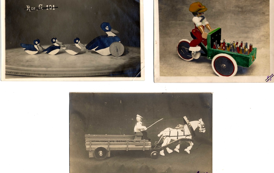 Trois photographies colorisées montrant des jouets en bois : une cane suivuie de trois canetons, un livreur de bouteilles à vélo et une charrette attelée à un cheval, tenue par un pantin en bois.