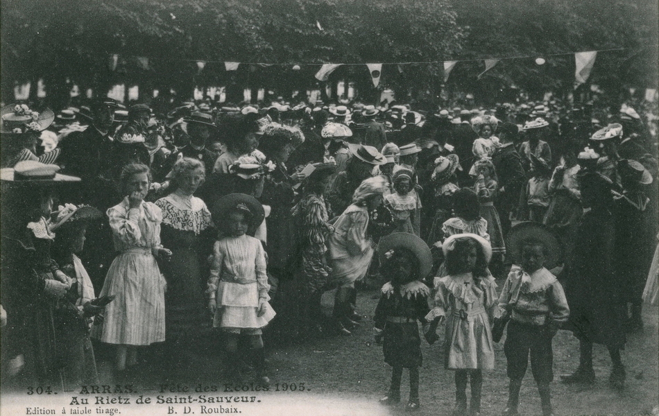 Carte postale noir et blanc montrant une foule endimanchée composée d'adultes et d'enfants.