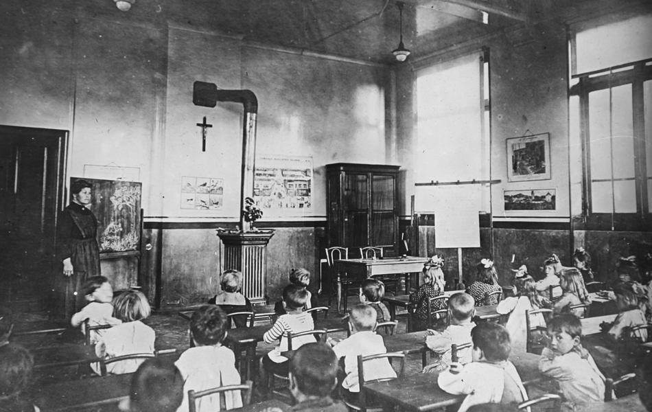 Photographie noir et blanc montrant une salle de classe.