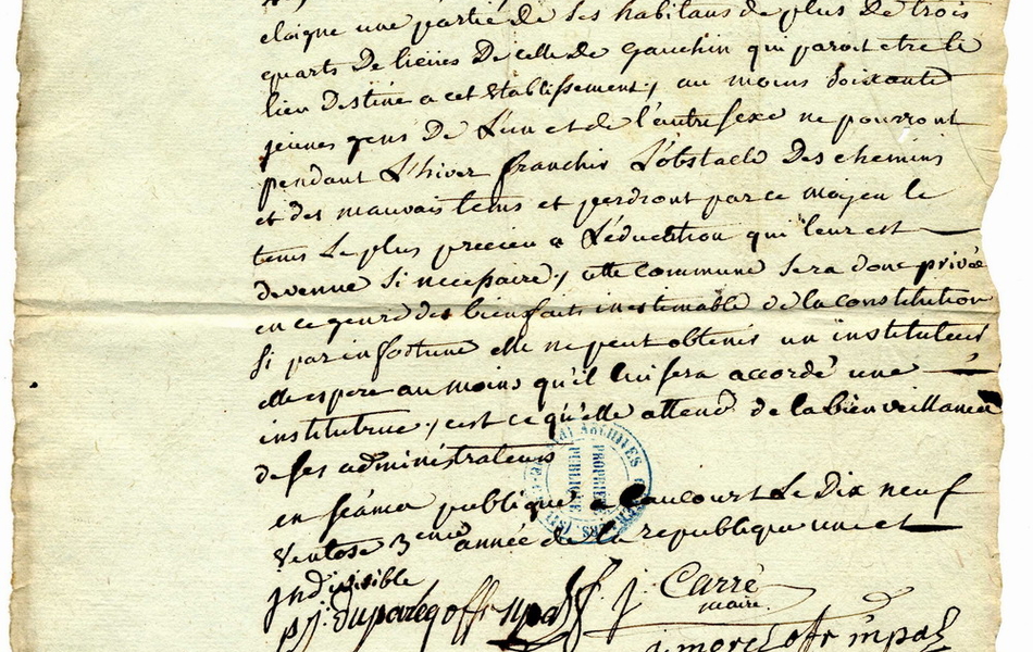 Document manuscrit sur lequel on lit : "Aux citoyens administrateurs du distrcit de Béthune. Le conseil général de la commune de Caucourt ne peut s'empêcher de vous exprimer au nom de ses habitants combien ils sont affligés en voyant par la démarcation proposée que leur commune va être privée de l'avantage de posséder dans son sein un instituteur dont elle croyait jouir à tous égard, malgré sa population de 405 individus, malgré l'étendue de la commune qui éloigne une partie de ses habitants de plus de trois quarts de lieu de celle de Gauchin qui paroit être le lieu destiné à cet établissement ; au moins 60 jeunes gens de l'un et de l'autre sexe ne pourront pendant l'hiver franchir d'obstacle des chemins et perdront par ce moyen le temps le plus précieux à l'éducation qui leur est devenu si nécessaire. Cette commune sera donc privée en ce genre des bienfaits inestimables de la constitution si par infortune elle ne peut obtenir un instituteur. Elle espère au moins qu'il lui sera accordé une institutruce, c'est ce qu'elle attend de la bienveillance de ses administrateurs".