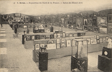 Carte postale noir et blanc montrant une salle d'exposition de tableaux et de sculptures.