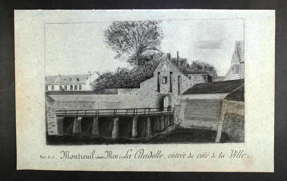 Fusain présentant une entrée de la citadelle par une longue passerelle au-dessus d'un fossé. Derrière se dressent des arbres et des maisons.