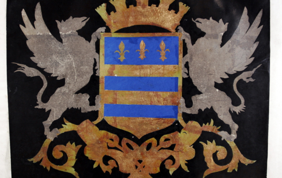 Blason couleur sur fond noir. Deux silhouettes de griffons beiges encadrent le blason composé de bandes or et bleues et surmonté d'une couronne d'or.