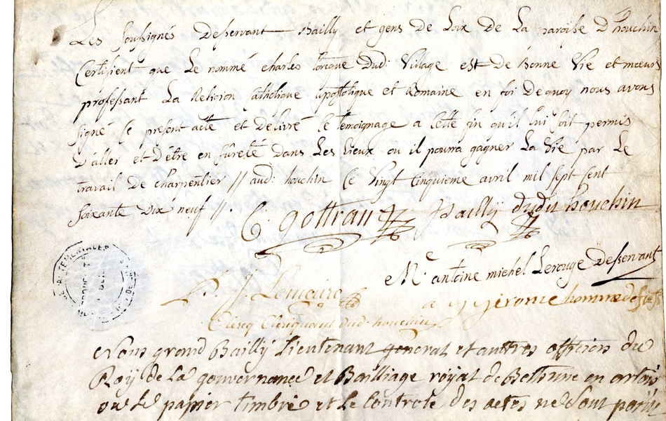 Document manuscrit sur lequel on lit : "Les sousignés deservant Bailly et gens de Loix de la paroisse d'Houchin certifient que le nommé Charles Lorgue dudit village est de bonne vie et mœurs professant la religion catholique apostolique et romaine en foi de quoi nous avons signé le présent acte et délivré le témoignage à cette fin qu'il lui soit permis d'aller et d'être en sûreté dans les lieux où il pourrait gagner sa vie par le travail de charpentier audit Houchin ce vingt cinquième avril mille sep cent soixante dix neuf".