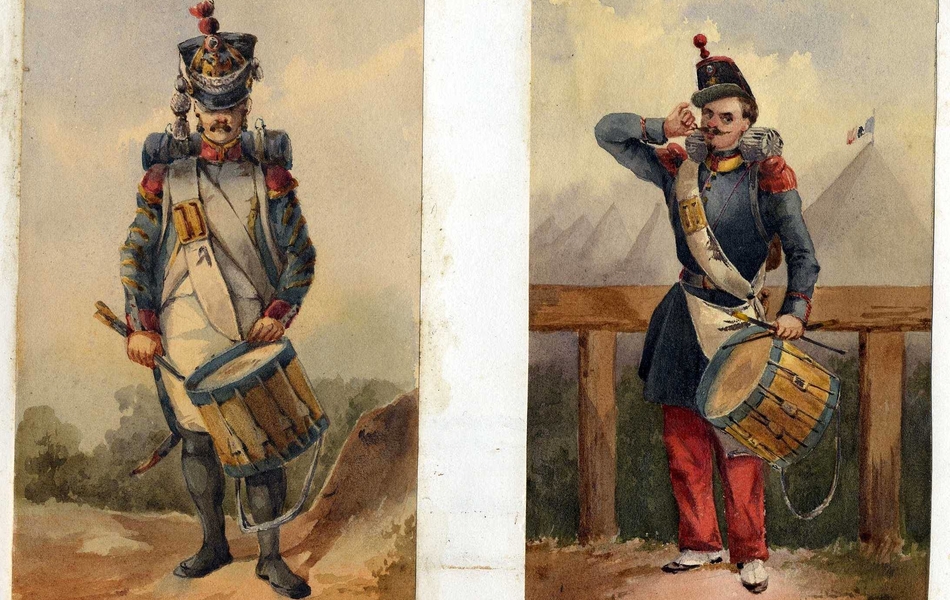 Deux aquarelles représentant des soldats portant un tambour. Sur celle de gauche portant la légende "Camp de Boulogne, 1804. A.L.", le soldat porte un haut chapeau, un uniforme blanc et bleu et des bottes noires. Sur l'autre ("Camp d'Ambleteuse, 1854. A.L."), le chapeau du soldat ressemble davantage à une casquette, son pardessus est bleu et fermé, son pantalon rouge et ses chaussures noires sont recouvertes de guêtres blanches