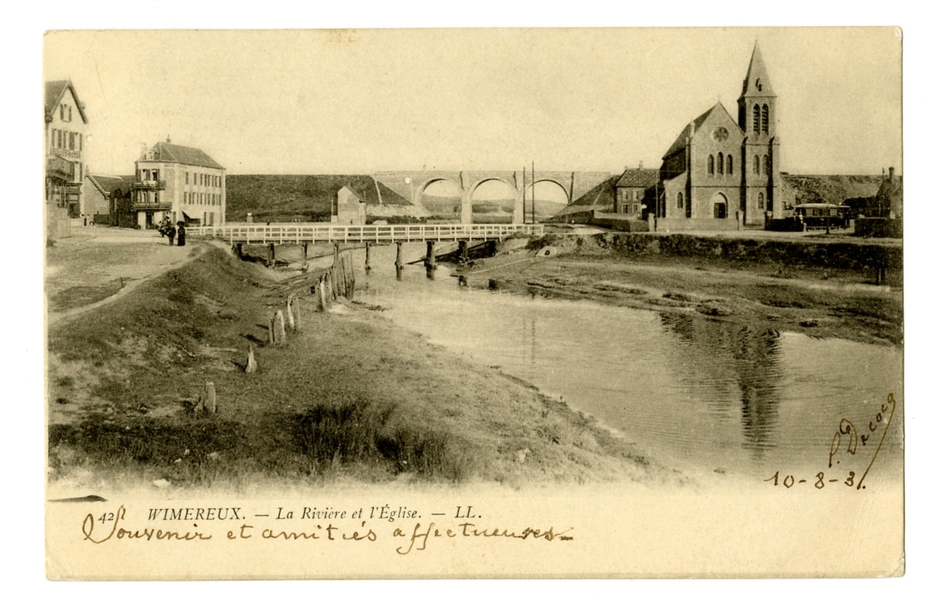 Carte postale en noir et blanc de la rivière et de ses berges, sur lesquelles on aperçoit l’église à droite et quelques maisons à gauche, reliées par une passerelle. Au loin, on remarque un autre pont avec des voûtes en plein cintre