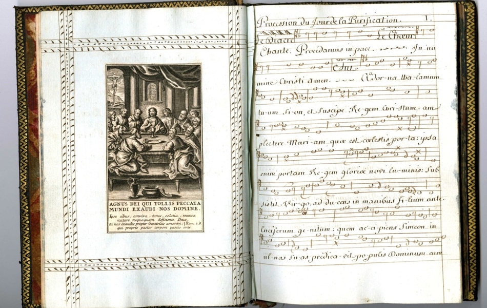 Photographie couleur d'une double page d'un cahier manuscrit. La page de gauche montre une lithographie de la Cène où est inscrit en-dessous "Agnus dei qui tollis peccata mundi exaudi nos domine. Ipse cibus, conviva, torus, solatia, mensa nectare nequaquam deficiente Deus. Tu nos exaudis propter Genetricis amorare. Rom. 5, 8. Qui proprio pastor corpore pascis oves". La page de droite est entièrement couverte d'une partition de musique portant pour titre "Procession du jour de la Purification".