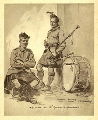 Dessin et lavis noir et blanc montrant deux soldats vêtus de kilt. L'un est assis, bras croisés, tandis que l'autre, debout, appuyé contre un mur, sourit et tient une cornemuse. Un tambour est posé à côté de lui.
