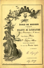 Document pré-imprimé et manuscrit sur lequel on remarque un violoncelle, une harpe, un tambour et un tambourin, un cor naturel et une clé de sol sur une portée terminée par une branche d'arbre sur laquelle sont posés des oiseaux. À côté, on lit "École de musique d'Arras. Bulletin de satisfaction en cours élémentaire, 4e division. La note Bien a été obtenue par Mlle Lefrère Hélène pour son examen du mois de février 1906. Le professeur T. Biguety. Le directeur de l'école Coin-Leroux".