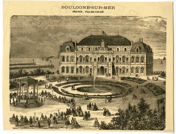 Gravure noir et blanc où sous le titre "Boulogne-sur-Mer, France, Pas-de-Calais" on voit un grand bâtiment en front de mer. Devant s'étale un jardin très fréquenté autour d'une fontaine et un kiosque à musique.