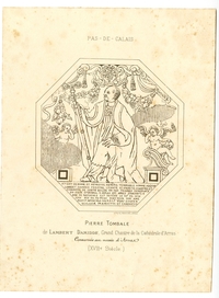 Dessin monochrome d'un homme vêtu d'une aube et d'un grand manteau, tenant une crosse, entouré de deux angelots semblant essuyer une larme et dont l'un tient un crâne sur son genou. Au-dessus d'eux, un médaillon dans lequel on lit "Strenum despice cantus" orné de diverses guirlandes de fleurs et autres fioritures. En-dessous on lit "Icy gist de bonne et heureuse mémoire vénérable homme maistre Lambert Damidde prestre, licentié es droicts, chantre et chanoine de ceste église, un des vicaires généraux du siège épiscopal d'Arras qui après quarante ans de résidence est décédé le 22e de juin 1646 âgé de 78. Priez Dieu pour son âme. Posuit avunculo svordlf wery ejusdem ecclasiae praepositus et canonicus".