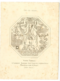 Dessin monochrome d'un homme vêtu d'une aube et d'un grand manteau, tenant une crosse, entouré de deux angelots semblant essuyer une larme et dont l'un tient un crâne sur son genou. Au-dessus d'eux, un médaillon dans lequel on lit "Strenum despice cantus" orné de diverses guirlandes de fleurs et autres fioritures. En-dessous on lit "Icy gist de bonne et heureuse mémoire vénérable homme maistre Lambert Damidde prestre, licentié es droicts, chantre et chanoine de ceste église, un des vicaires généraux du siège épiscopal d'Arras qui après quarante ans de résidence est décédé le 22e de juin 1646 âgé de 78. Priez Dieu pour son âme. Posuit avunculo svordlf wery ejusdem ecclasiae praepositus et canonicus".