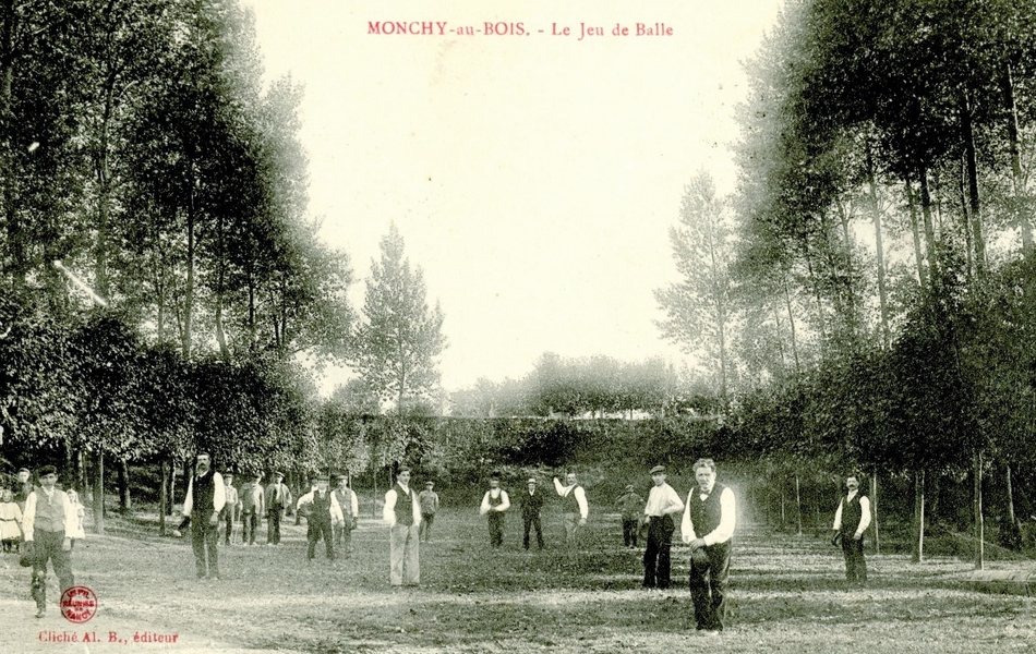 Carte postale noir et blanc montrant un groupe d'hommes en train de jouer avec une balle dans une clairière. Ils portant tous un gant en cuir.