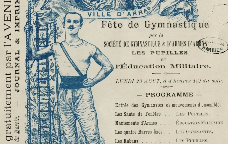 Document imprimé monochrome sur lequel on lit "Grande fête populaire au square des allées. Fête de gymnastique par la Société de gymnastique et d'Armes d'Arras, les pupilles et l'Éducation Militaire. Lundi 23 août, à 4 heures 1/2 du soir. Programme : Entrée des gymnastes et mouvements d'ensemble. Les sauts de fenêtre : les pupilles. Maniements d'armes : éducation militaire. Les 4 barres fixes : les gymnastes. Les rubans : les pupilles. Exercices de boxe : éducation militaire. Les 4 barres parallèles et pyramides : les gymnastes. Exercices de baton : éducation militaire. Sauts à la perche et exercices libres : les gymnastes. Ballet des bergers et bergères : les pupilles. Pendant la fête : concert par la musique du 33e Régiment d'Infanterie. Programme offert gratuitement par l'Avenir. Arras, 4 rue du Larcin. Journal et imprimerie". À côté, on remarque un homme en tenue de gymnastes, entouré d'attributs sportifs (corde, poids, etc.)