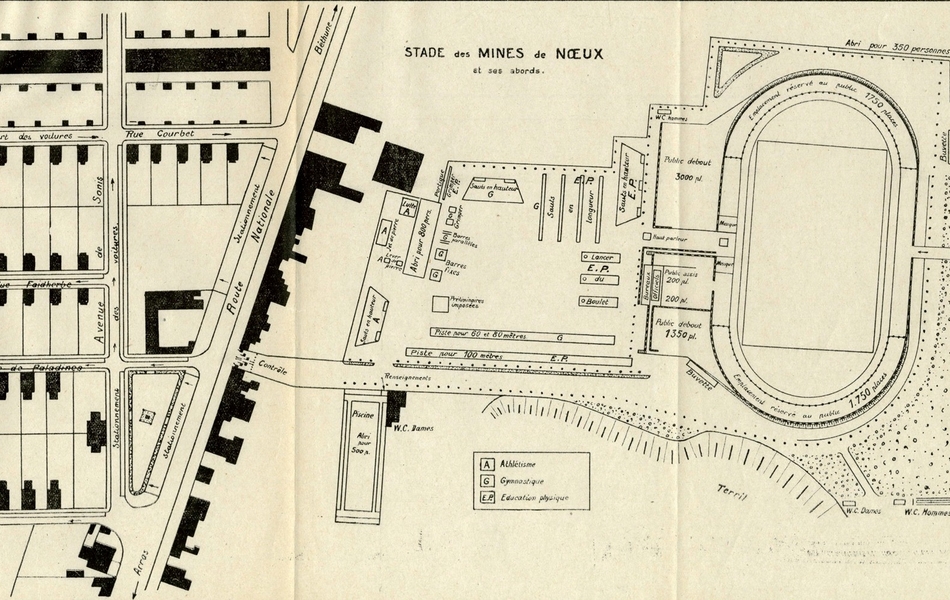 Plan monochrome d'un stade et ses infrastructures intégrés dans son envirronnement.