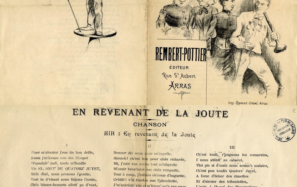 Fascicule recto verso monochrome imprimé. Recto : Sous le titre "En revenant de la joute" se trouve une illustration représentant un groupe d'hommes et de femmes marchant bras dessus, bras dessous. Au premier plan, un homme tient un long bâton sur une épaules et des médailles ornent sa poitrine. À l'arrière plan on remarque un homme et une femme en train de boire. On lit aussi "Rembert-Pottier, éditeur, rue St Aubert, Arras". Verso composé du texte suivant : "En revenant de la joute. Chanson. Air : en revenant de la joute. 1. Pour m'abanier j'sus tin bon drille, aussi j'm'avaus mis din l'toupet d'conduir' judi, tout m'famille vir el jout' du 14 juyet, sitôt dîné, nous prenons l'goutte, tout in d'visant nous faijons l'route, chés blancs-bonnets allott' pa d'vant, mi, j'donnaus l'bras à m'bell' maman. Pour en pon querver d'faim, j'avaus pris in grand pain, m'tiott' fill' portaut en'bott' d'ognons, m'femm' tros oeufs durs et 2 tignons, m'bell'-mère qu'a l'bec salé, avaut 2 sous d'pâtéé, M'soeur, qui bot comme introu, portant del' bièr' dins in grand brou. Refrain : Gais et contints, sins s'inquiéter d'chés gins qui rogolott' tout l'timps d'vir nou bagache ; toudis joyeux, nous étott' fin hureux d'aller vir chés jouteux querr' dins ch'Rivache. 2. Donner 10 sous pour en'cayelle, Macach ! ch'est bon pour chés richards, mi, j'min vas aveuc tout m'séquelle m'assir brav'mint sus chés remparts. Tout à coup, j'intinds ch'coup d'baguette, crédié ! v'là Cardon sus l'planchette, j'mardrèch' vite et m'femm qu'a pas peur grimpe à l'épaul' din grand mineur. M'soeur, in véyant Perlin, dit : ch'est in rud' lapin, m'n'épouse n'cesse d'raviser lamériq' faire s'nablayer ; m'belle'mèr' rit tout sin sou d'vir Farin' boire un coup, j'ai d'yux qu'pour admirer mary tertous les nettoyer. Refrain : gais et contints, fallaut nous vir tout l'timps pour applaudir chés gins nous mettre in nache. Toudis joyeux nous étott' fin hureux in r'luquant chés jouteux vider ch'Rivache. 3. Ch'est toutt, r'joignons les comarates, i nous attintt' au cabaret, tint pis si d'main nous somm's malates, ch'est pon toudis quatorz' Juyet. À force d'licher des rincettes et d'siroter des triboulettes, l'soir, à l'heur' des illuminations nous somm's tertous complèt'ment ronds. M'népous', sins s'fair pier, bag' tros fos ch'grand Mercier, m'bell'-mèr' va s'assir sus les g'nous d'Bloquet qui li fait les yux doux, m'soeur qu'est un vrai bijou veut récauffer Glaçou, m'fille, i n'manquant qu'pus chà, appell' Lamériq sin papa. Refrain : Gais et contints, rimplis comm' des boudins, nous réveillons chès gins par nou tapache. Ch'est fort hureux qu'in quittant chès jouteux nous n'soyons pon comme eux queus dins ch'rivache."