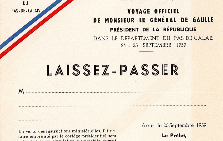 Photographie couleur d'un document imprimé sur lequel on lit : "Le préfet du Pas-de-Calais. Voyage officiel de M. le Général de Gaulle, Président de la République, dans le département du Pas-de-Calais 24-25 septembre 1959. Laissez-passer. Arras, le 20 septembre 1959, le Préfet. En vertu des instructions ministérielles, l’itinéraire emprunté par le cortège présidentiel sera interdit à toute circulation automobile durant la demi-heure précédant le passage des voitures officielles". 