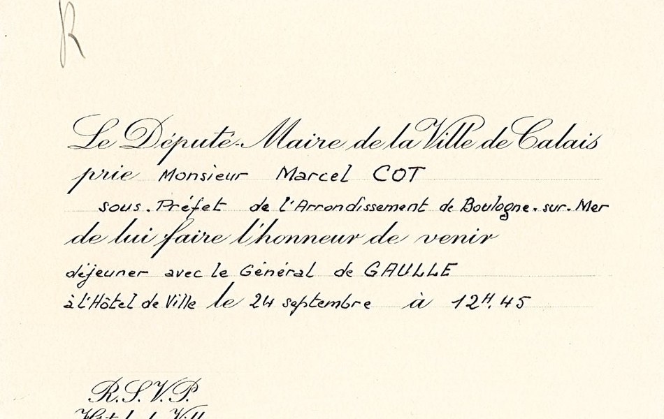 Document imprimé et manuscrit sur lequel on lit : "Le Député-Maire de la ville de Calais prie Monsieur Marcel Cot, sous-préfet de l’arrondissement de Boulogne-sur-Mer, de lui faire l’honneur de venir déjeuner avec le Général de Gaulle à l’hôtel de ville le 24 septembre à 12 h 45. RSVP [Réponse s’il vous plaît] Hôtel de ville avant le 18 septembre".